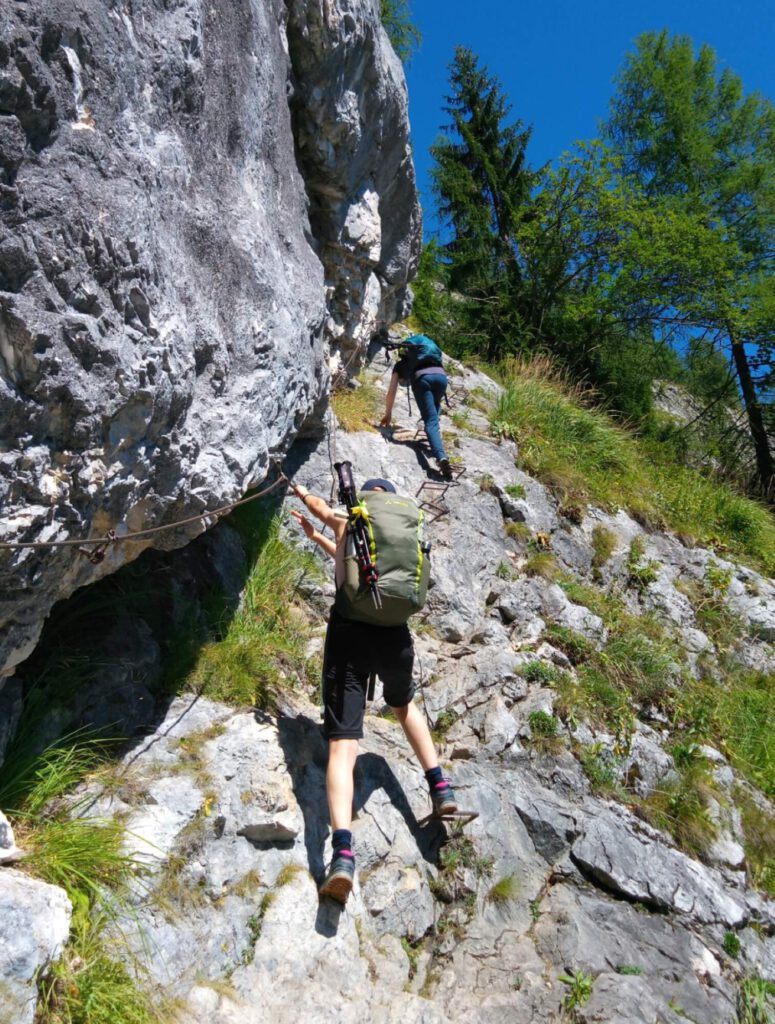 Foto zweier Personen kletternd am Felsen.