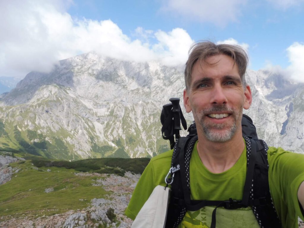 Foto von Volker Schwolow auf einem Berggipfel.