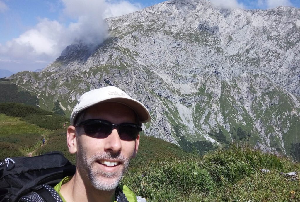 Foto Volker Schwolow vor einem Bergmassiv. Was ist meine wahre Größe?