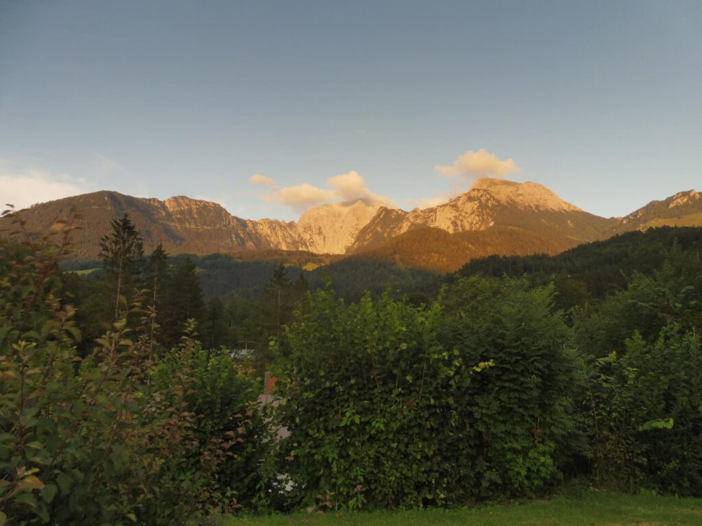 Foto Berge im Sonnenaufgang im Hintergrund.