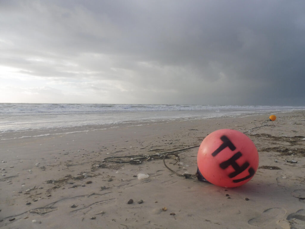 Foto eines Fenders am Strand. Bestimmt lassen sich darüber tolle Geschichten erzählen - genau wie über die Spuren, die du im Leben anderer hinterlässt.