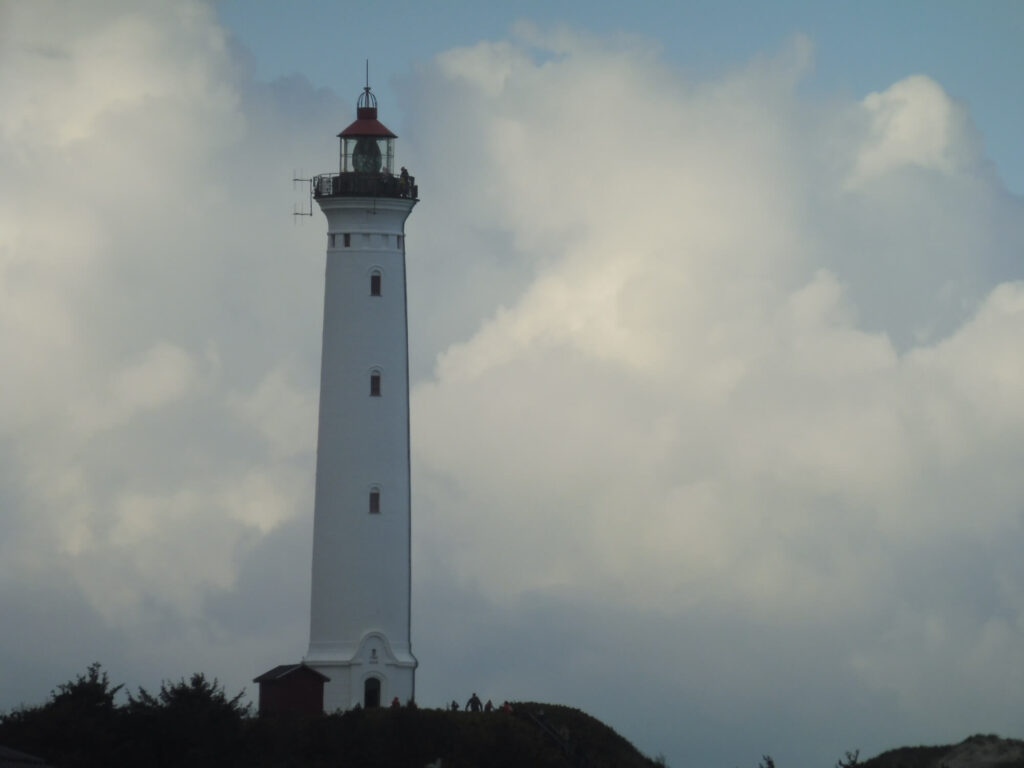 Foto Leuchtturm Nahaufnahme vor wolkenverhangenem Himmel