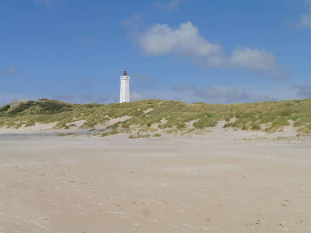 Foto Leuchtturm am Strand in den Dünen