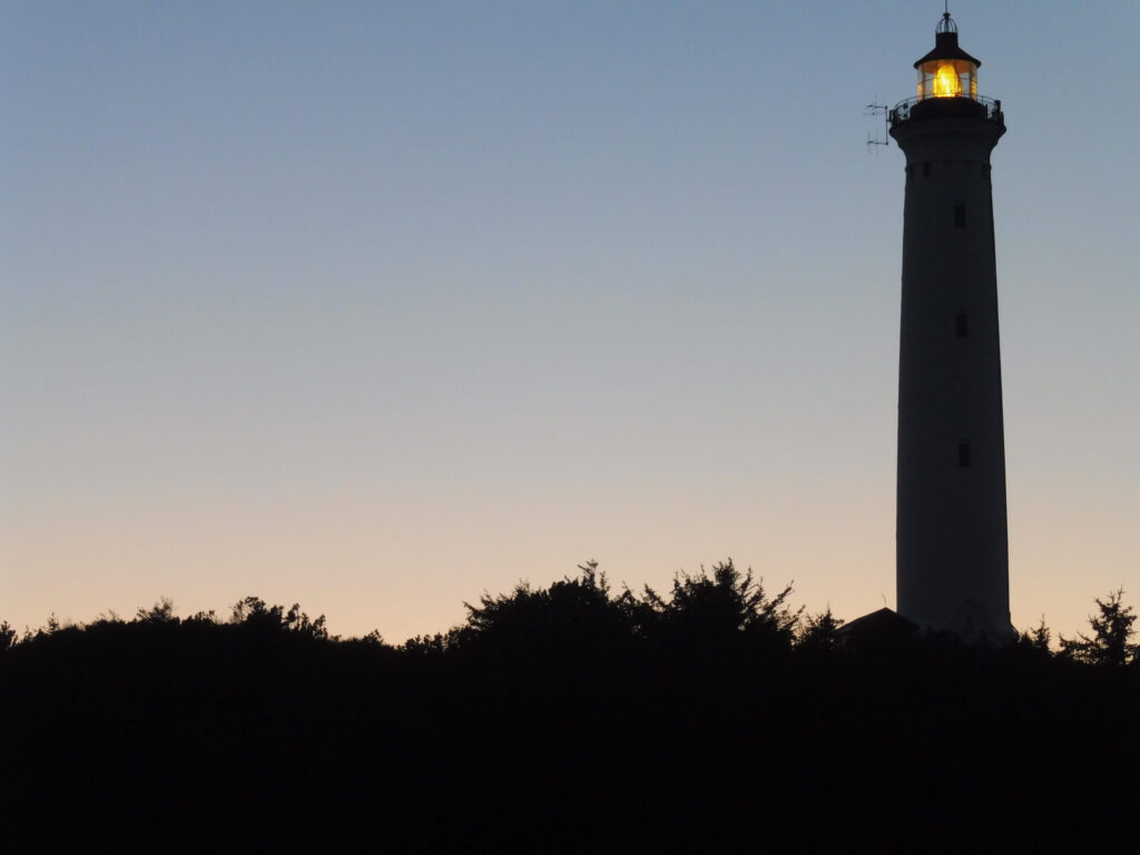 Foto Leuchtturm in Dämmerung bei klarem Himmel