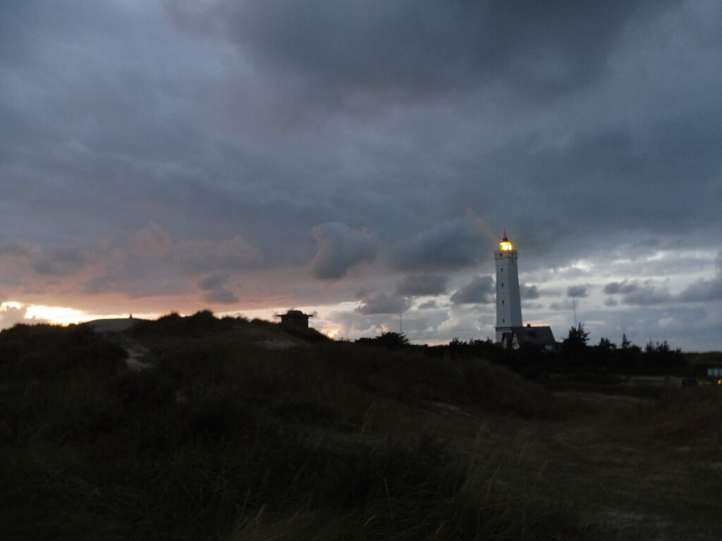 Foto Leuchtturm abends bei stürmischen Wetter