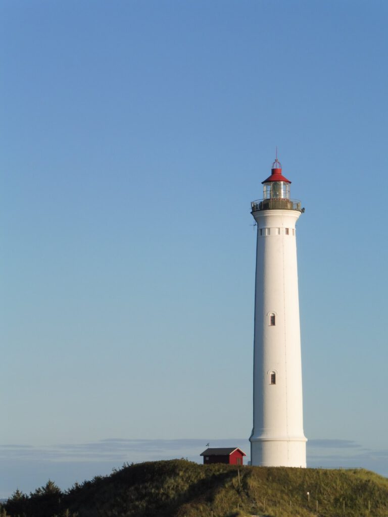 Foto Leuchtturm vor blauem Himmel