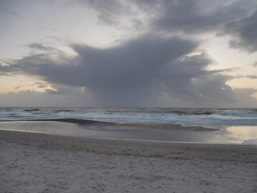 Foto aufziehender Sturm am Meer.