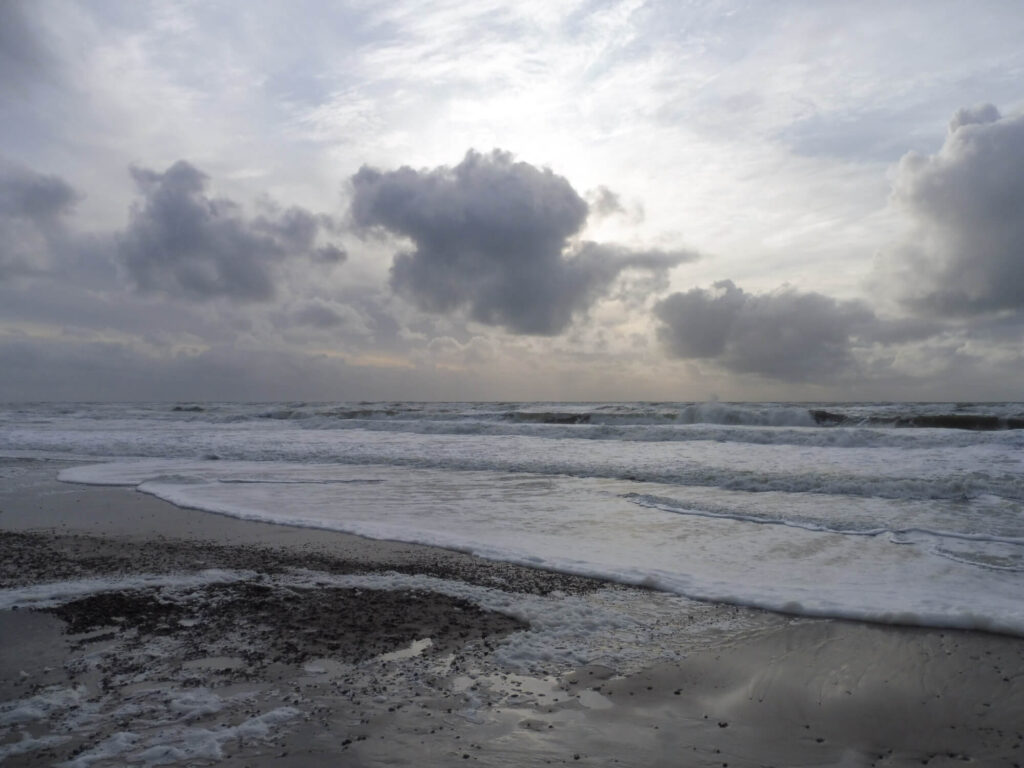 Foto aufziehender Sturm am Meer.