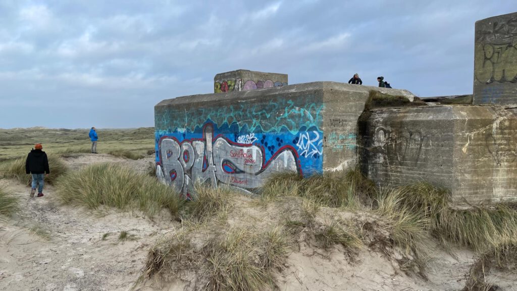 Bunker mit Graffiti besprüht.