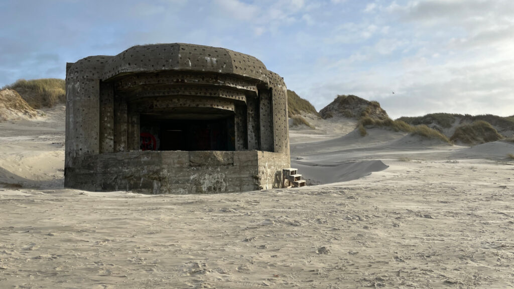 Ein einzelner historischer Bunker am Strand.