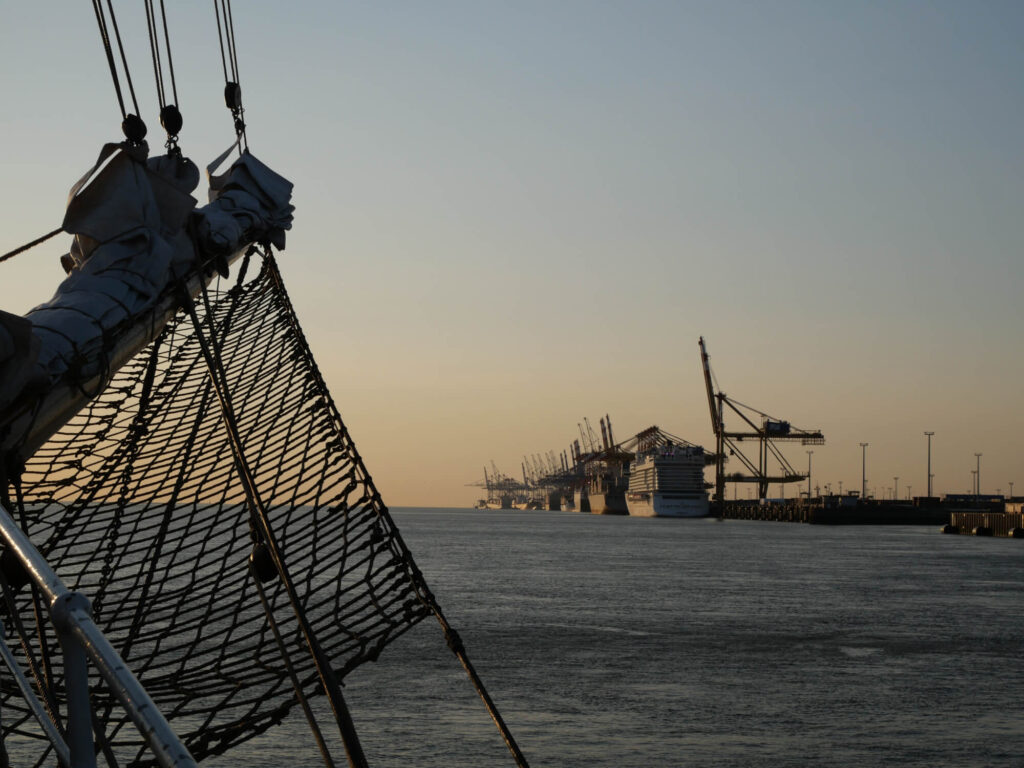 Auf der Nordsee an Bord der Großherzogin Elisabeth. Blick auf das Containerterminal Bremerhaven bei Sonnenuntergang.