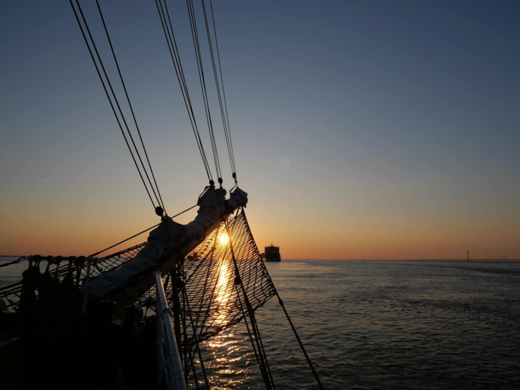 Vater-Tochter-Glücksmomente: Auf der Nordsee an Bord der Großherzogin Elisabeth. Blick auf den Sonnenuntergang Vorbei am Klüverbaum.