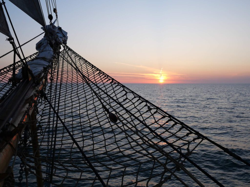 Beste Voraussetzungen für Vater-Tochter-Glücksmomente: Sonnenaufgang auf der Nordsee an Bord der Großherzogin Elisabeth. Blick am Klüverbaum vorbei auf den Horizont.