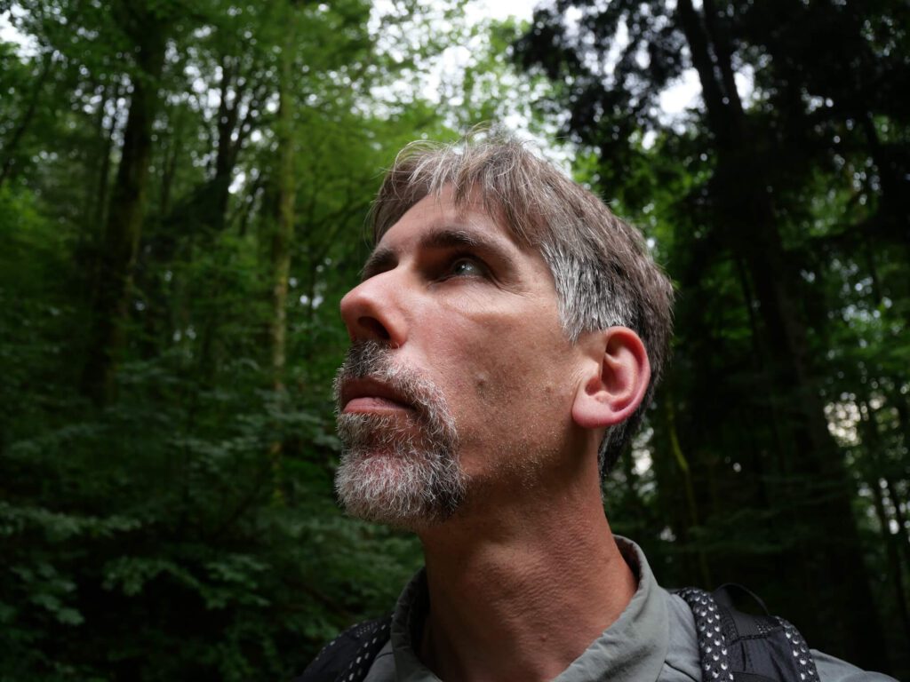 Portrait Volker Schwolow im Wald.