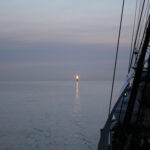 Segelschiff fährt auf Nordsee. Orientierung an einem Richtfeuer.