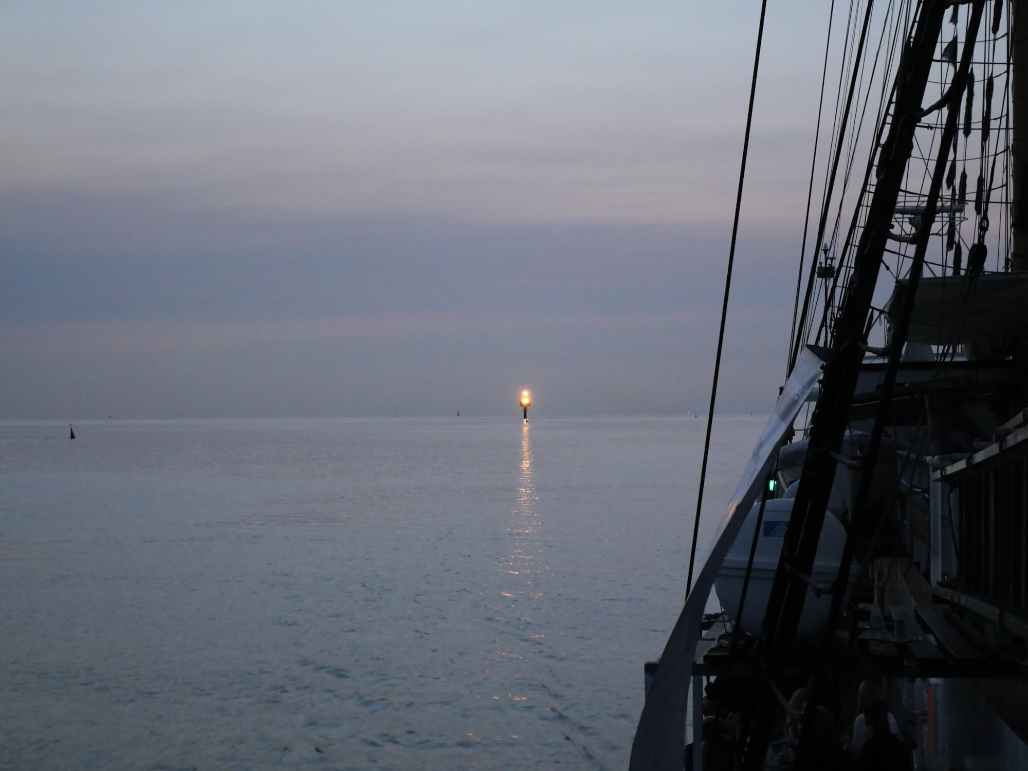 Segelschiff fährt auf Nordsee. Orientierung an einem Richtfeuer.