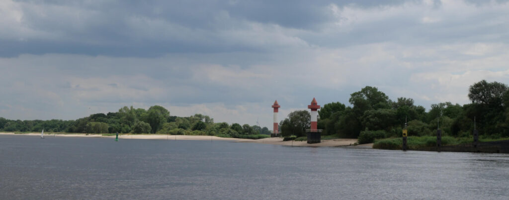 Richtzeichen bei Tag in der Weser bei Bremen-Farge.