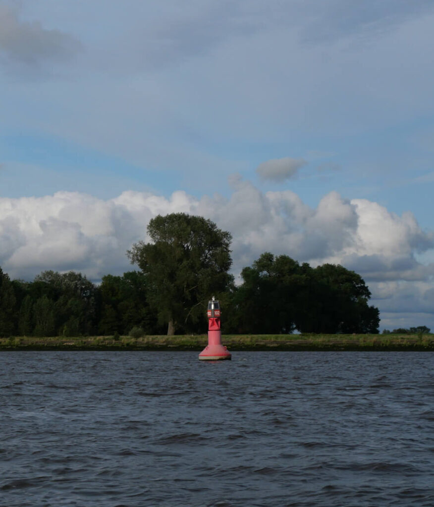 Backbordfahrwassertonne - auf Flüssen wie auf dem Meer zusammen mit der grünen Steuerbordtonne sichere Fahrwassermarkierungen.