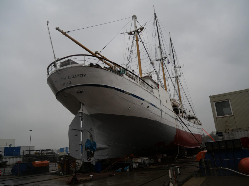 Heckansicht der Großherzogin Elisabeth im Trockendock. Foto von Volker Schwolow.