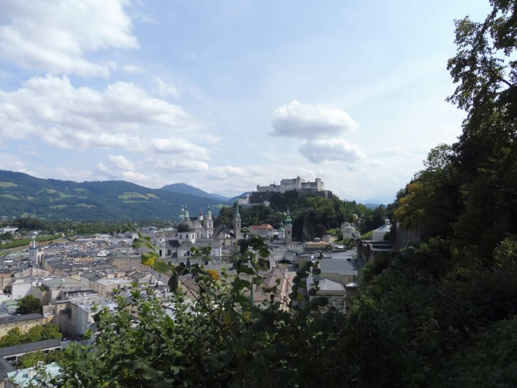 Skyline von Salzburg mit den Alpen im Hintergrund.